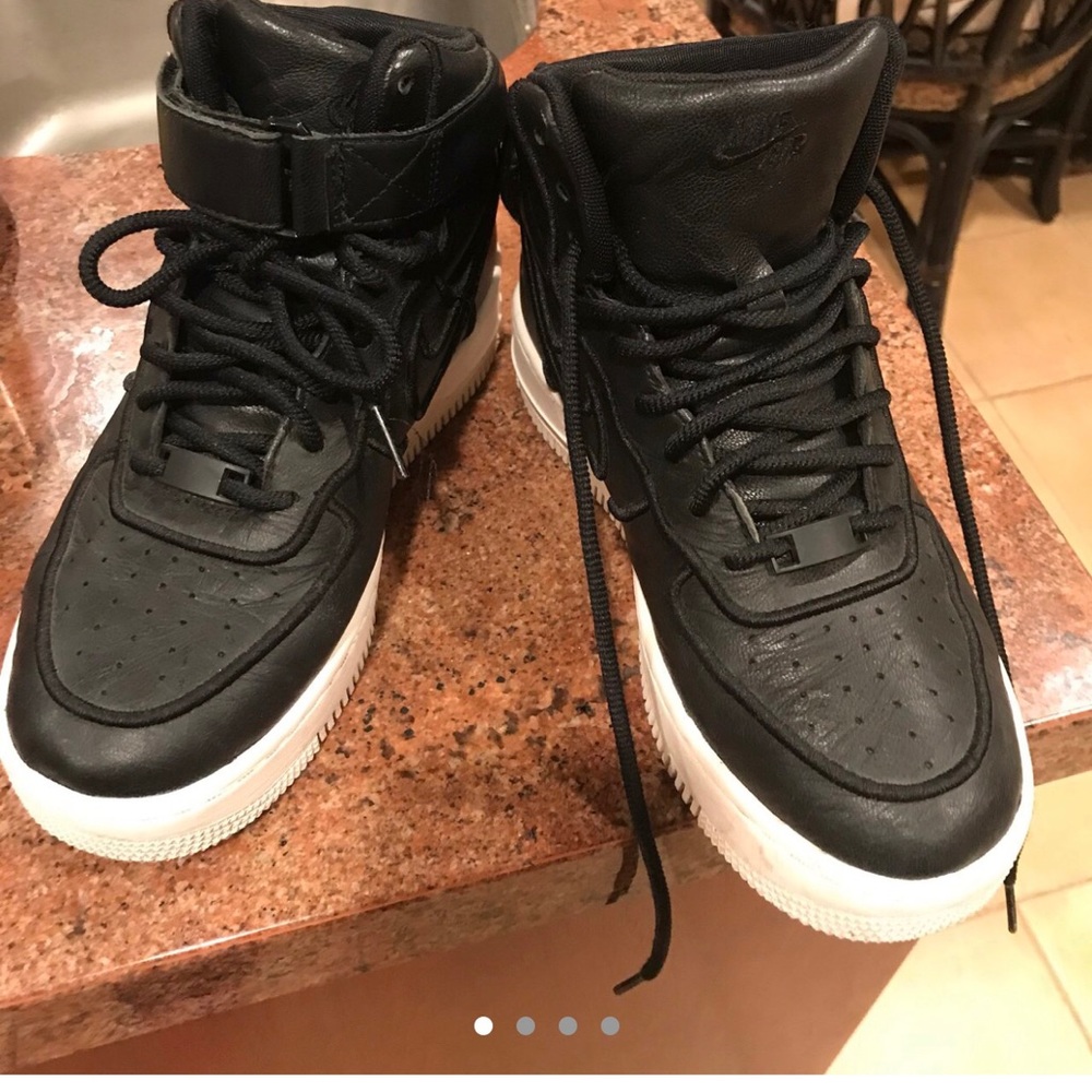 Black leather NIKE hi tops👟